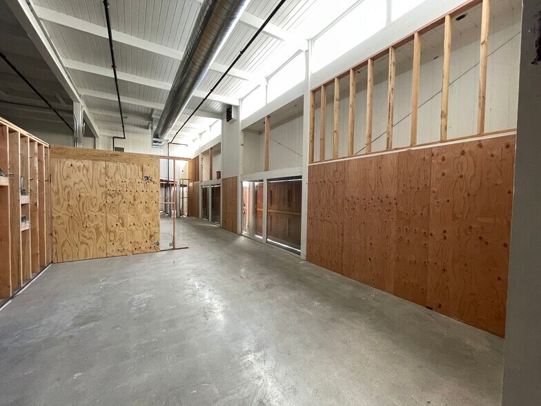 More Photos Of 2520 Santa Monica Blvd, Santa Monica Storefront For Lease