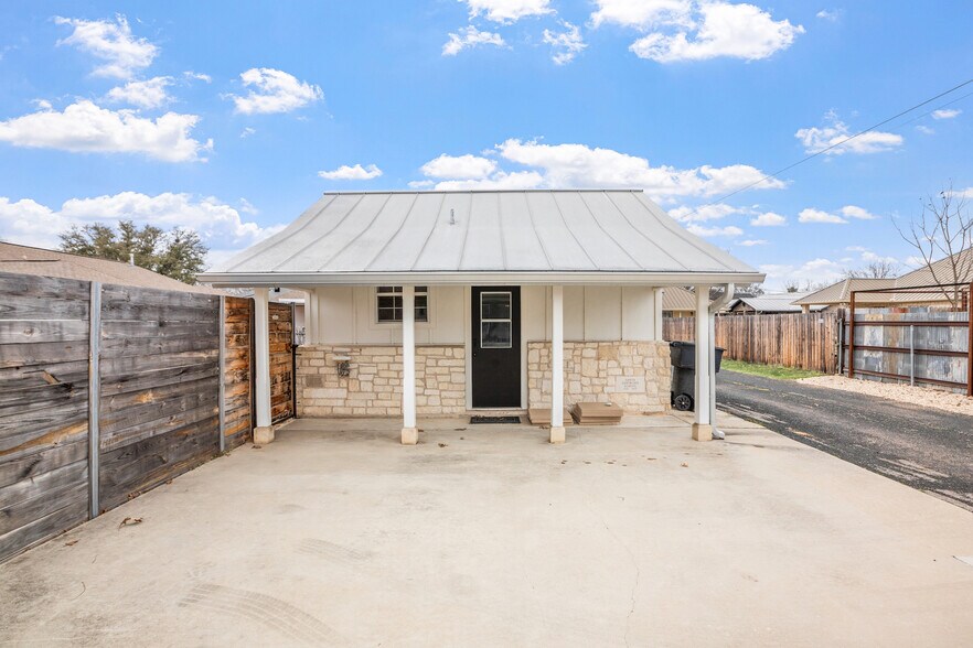 More Photos Of 608 W Morse St, Fredericksburg Specialty For Sale