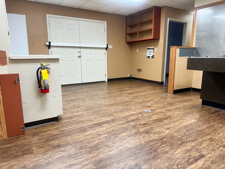 More Photos Of 2855 SE Kansas Pl, Topeka Veterinarian Kennel For Lease