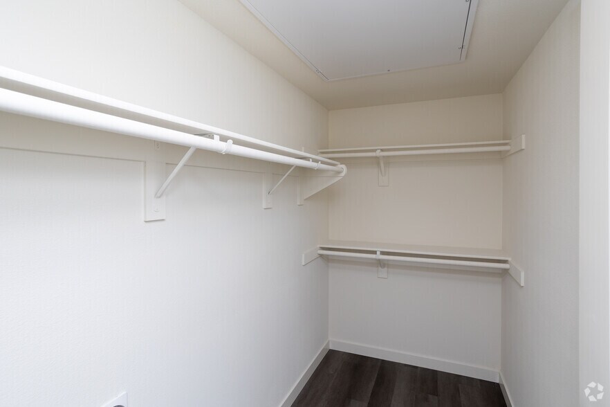More Photos Of 10555 Bloomfield St, Toluca Lake Apartments For Sale