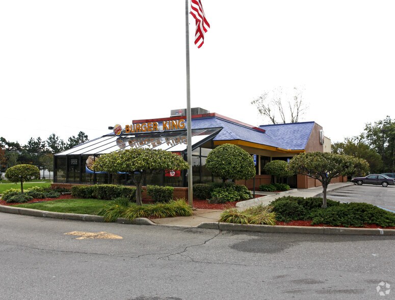 Primary Photo Of 10382 Highland Rd, Hartland Fast Food For Sale