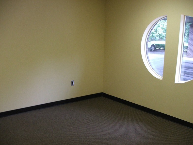 More Photos Of 980 N Woodland Dr, Lancaster Medical For Sale