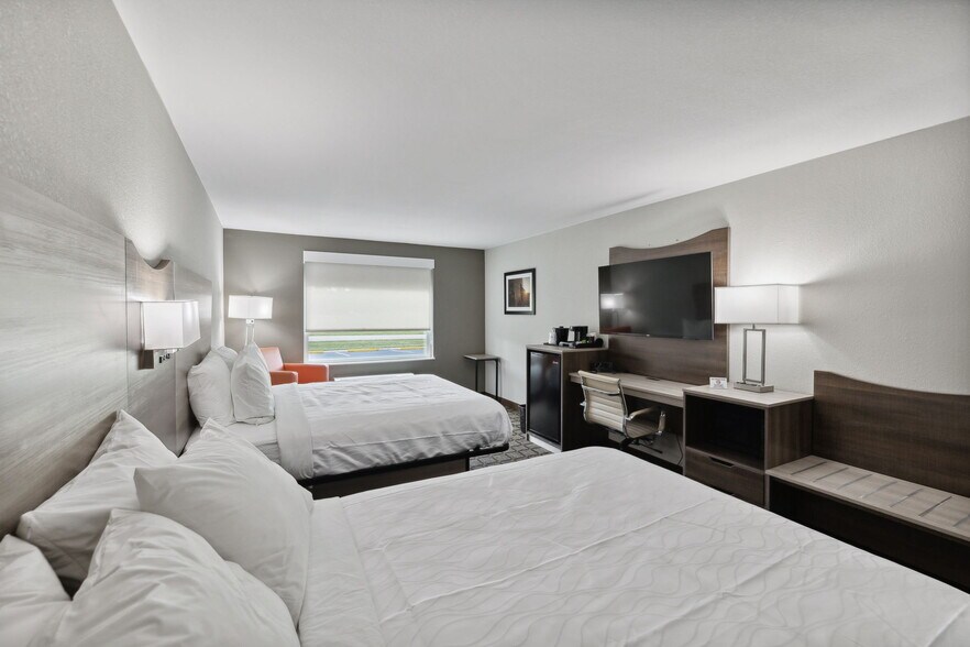 More Photos Of 126 Expressway Dr, Manchester Hotel For Sale