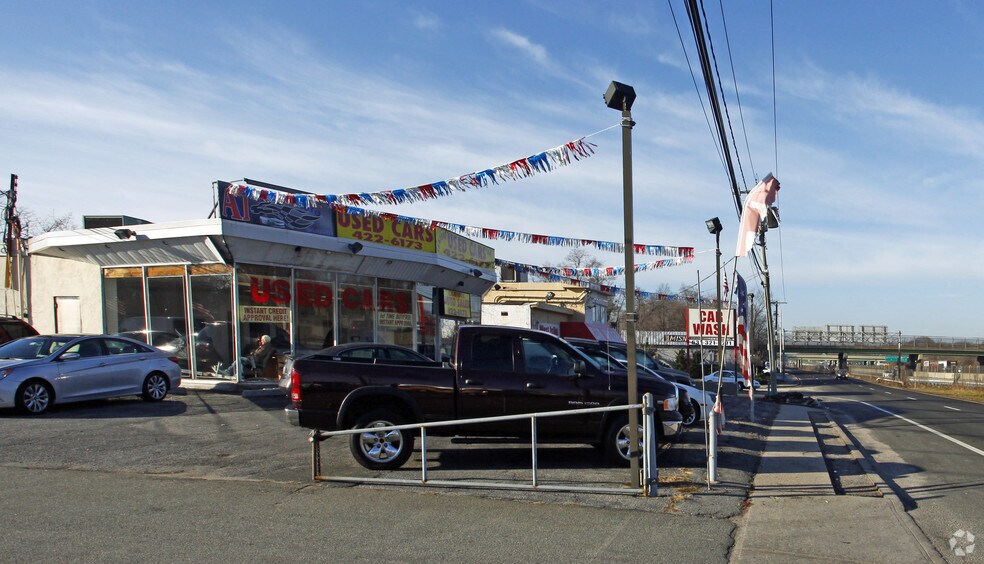 More Photos Of 110 Sunrise Hwy, West Islip Showroom For Lease