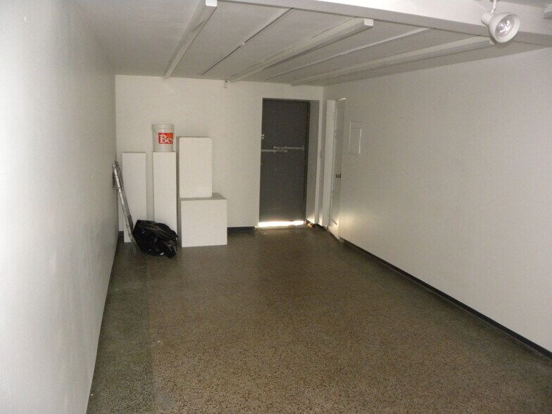 More Photos Of 1101-1119 S La Brea Ave, Los Angeles Freestanding For Lease