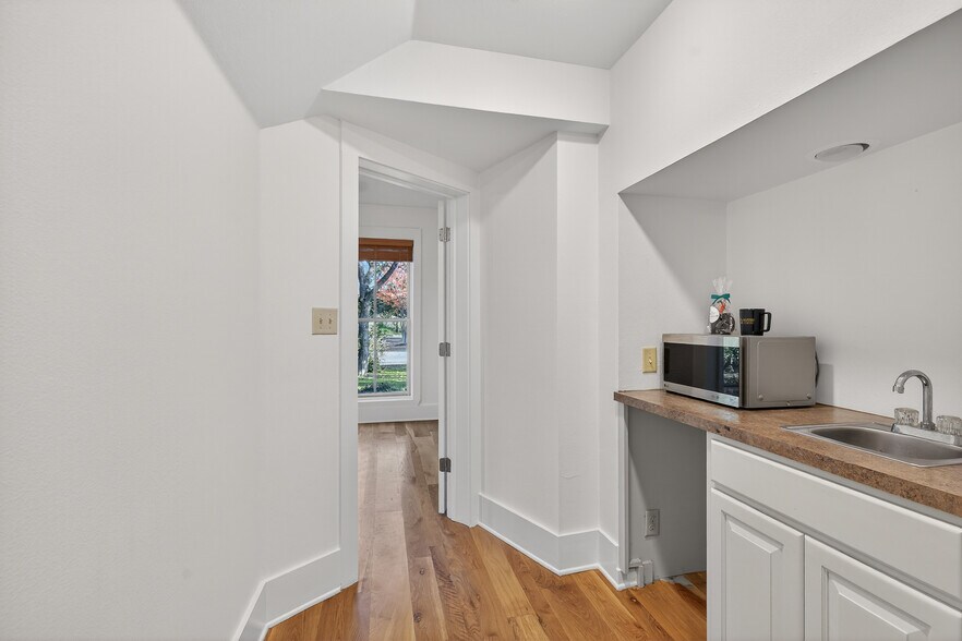 More Photos Of 119 Avenue G, Marble Falls Office For Sale