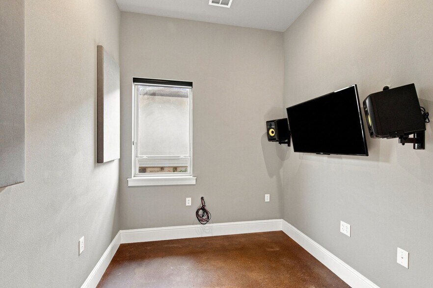 More Photos Of 642 Stoneglen Dr, Keller Office For Sale