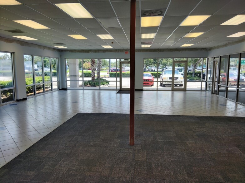 More Photos Of 11140-11164 Starkey Rd, Largo Storefront Retail Office For Lease