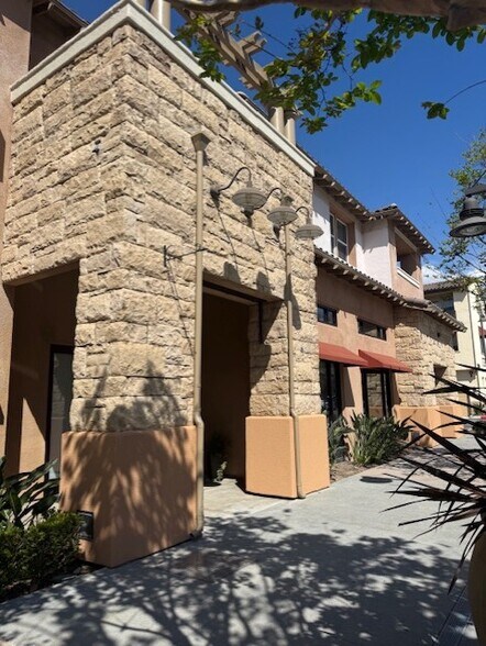 More Photos Of 211 Village Commons Blvd, Camarillo Storefront Retail Residential For Lease