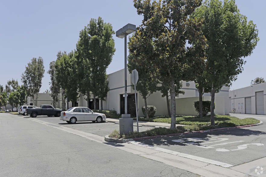 More Photos Of 8541 Wellsford Rd, Santa Fe Springs Flex For Lease