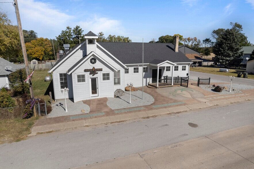 More Photos Of 109 E B St, Cedar Creek Freestanding For Sale