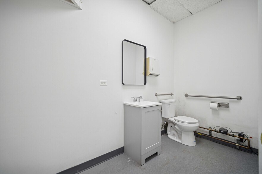 More Photos Of 1226-1238 N River Rd, Mount Prospect Freestanding For Lease