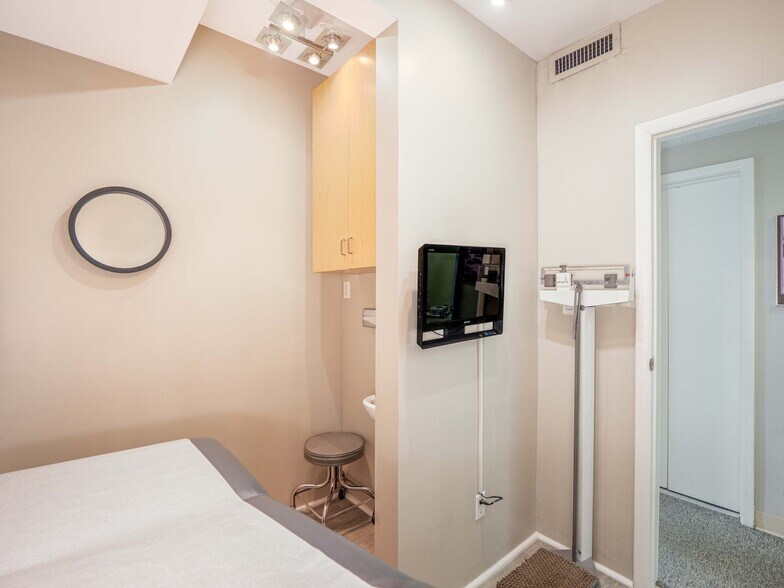 More Photos Of 30 Central Park S, New York Medical For Lease