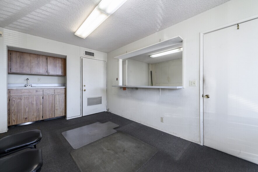 More Photos Of 711 W 17th St, Costa Mesa Light Manufacturing For Sale