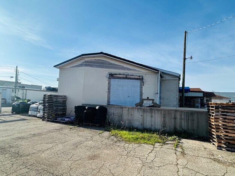 More Photos Of 305 W Madison St, Waterloo Freestanding For Sale