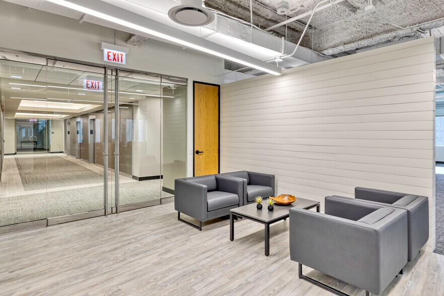 More Photos Of 10 S LaSalle St, Chicago Coworking Space