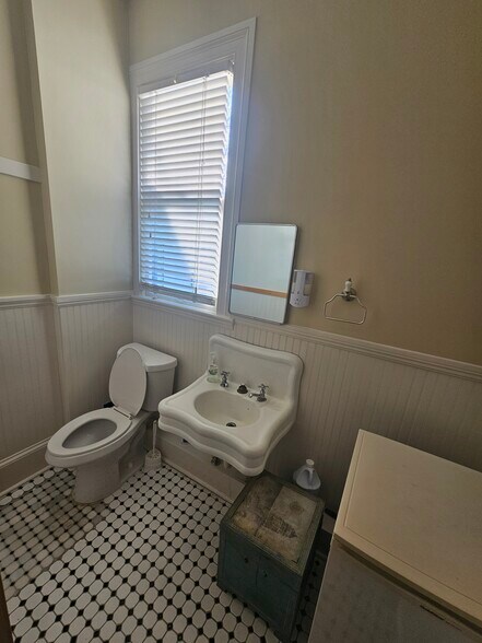 More Photos Of 403 Green St, Gainesville Office For Lease