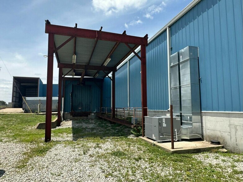 More Photos Of 1301 Industrial Park Rd, Mountain Grove Warehouse For Sale