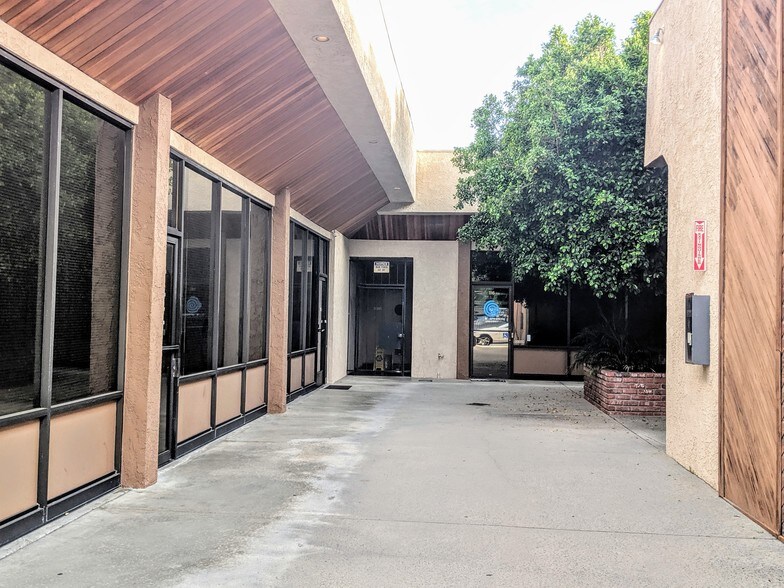 More Photos Of 22024 Lassen St, Chatsworth Office For Sale