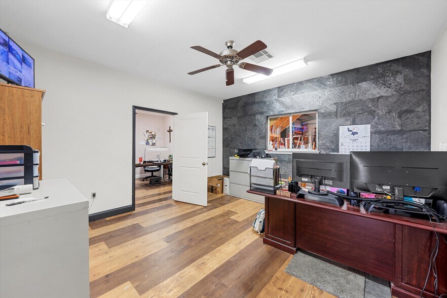 More Photos Of 6604 N State Highway 6, Woodway Storefront Retail Office For Lease