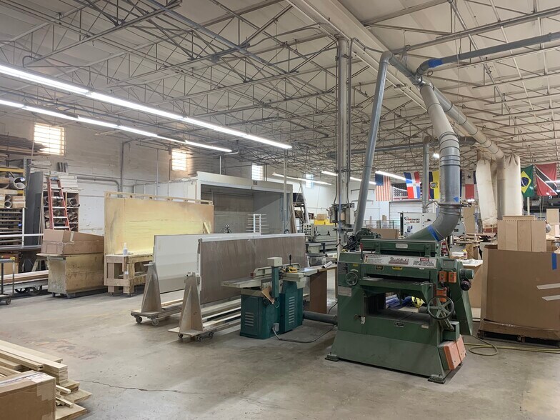 More Photos Of 1675-1677 W 31st Pl, Hialeah Manufacturing For Lease