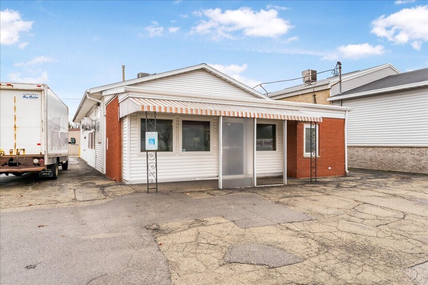 More Photos Of 118 Main St, Luxemburg Specialty For Sale