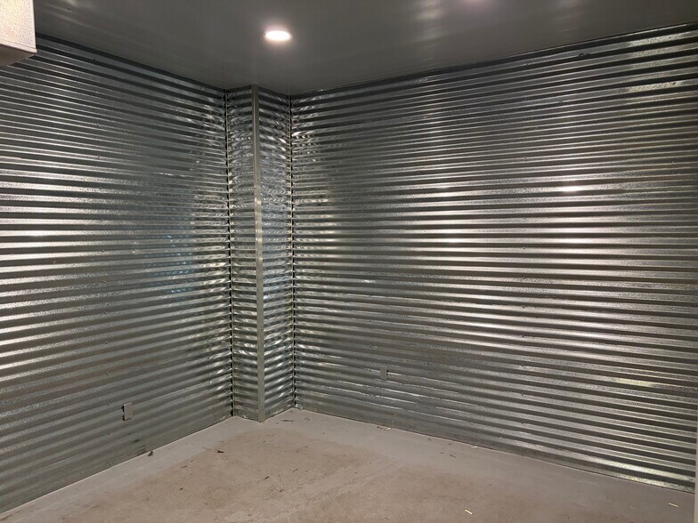 More Photos Of 1360 W Littleton Blvd, Littleton Unknown For Lease