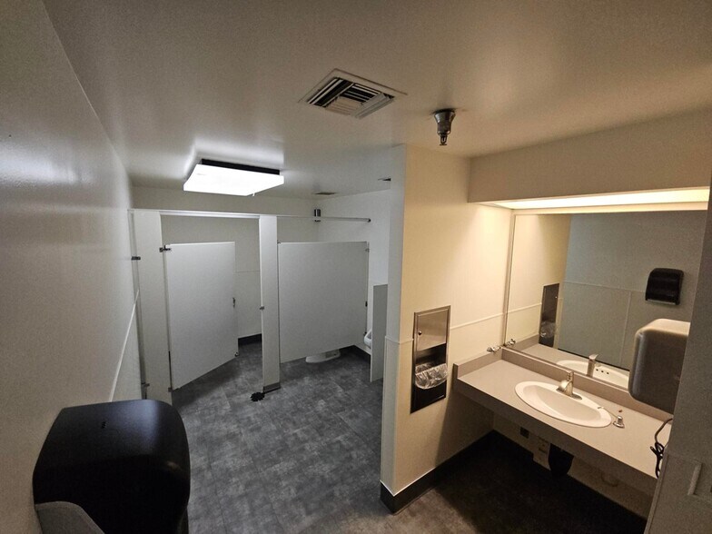 More Photos Of 94 W Cochran St, Simi Valley Research And Development For Sale