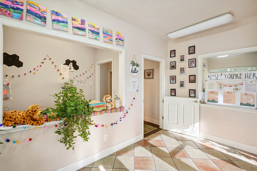 More Photos Of 81 Freeman Ct, Central Point Office For Sale