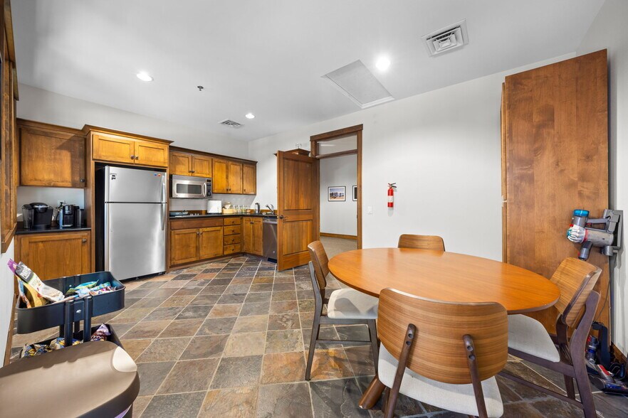 More Photos Of 750 Buckaroo Trl, Sisters Office For Sale