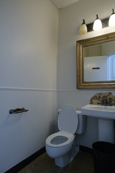 More Photos Of 110 Lincoln Ave, College Station Office For Sale