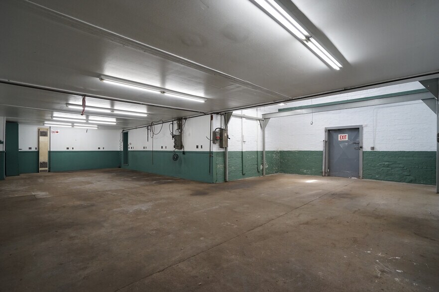 More Photos Of 81 Macondray St, Cumberland Warehouse For Sale