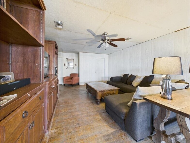 More Photos Of 236 S Oak St, Pecos Storefront For Sale