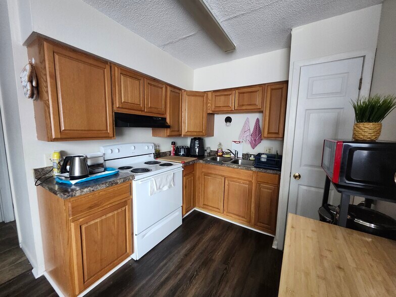 More Photos Of 204 3rd St SW, Rake Apartments For Sale
