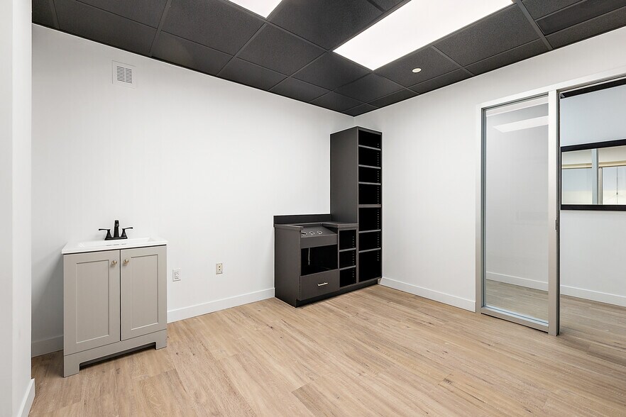 More Photos Of 801-803 W Big Beaver Rd, Troy Office For Lease