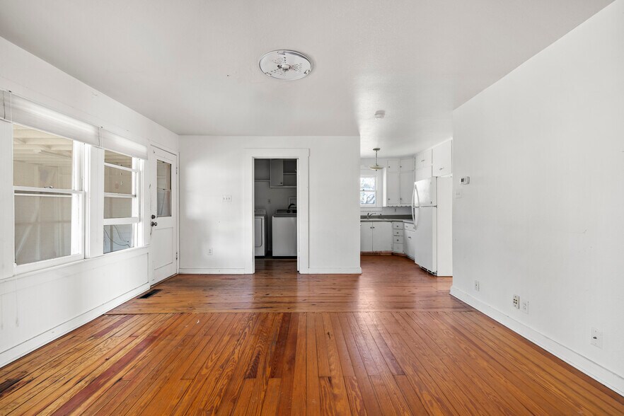 More Photos Of 616 W Live Oak St, Fredericksburg General Retail For Sale