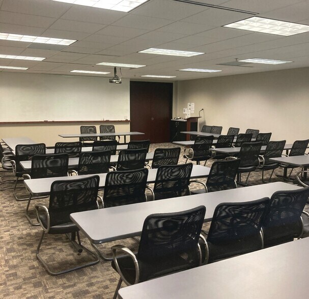 More Photos Of 1610 Des Peres Rd, Des Peres Unknown For Lease