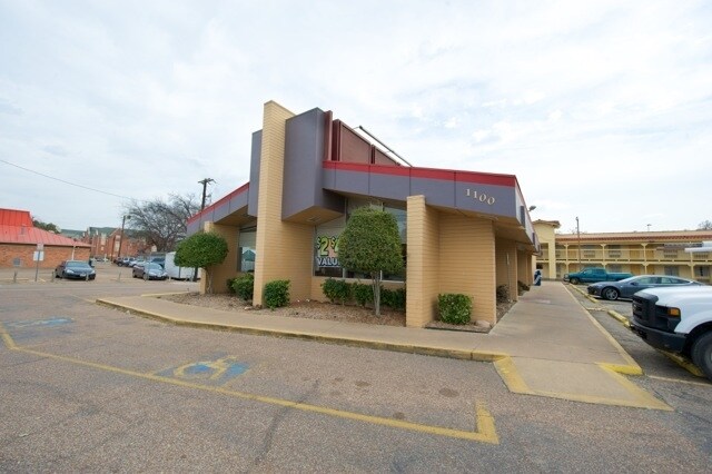More Photos Of 1100 S 9th St, Waco Restaurant For Lease
