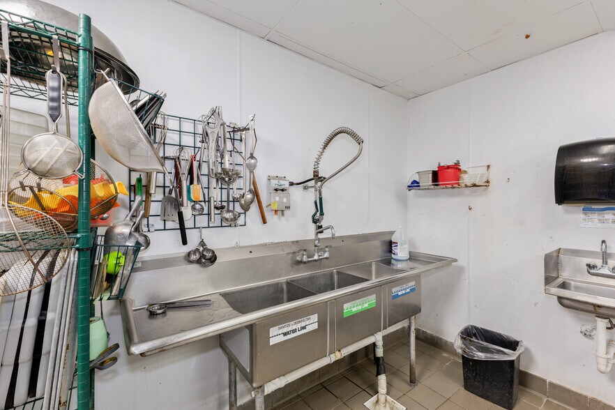 More Photos Of 8841 Commodity Cir, Orlando Fast Food For Lease