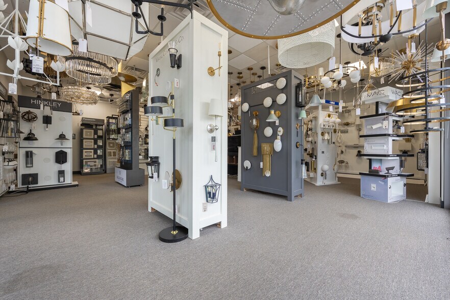 More Photos Of 3737-3757 Parkway Ln, Hilliard Showroom For Lease