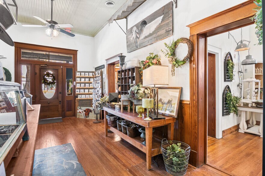 More Photos Of 702 Front St, Comfort Freestanding For Sale