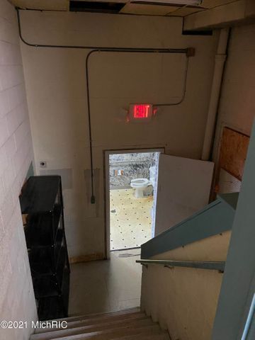 More Photos Of 113 Cypress St, Manistee Freestanding For Lease