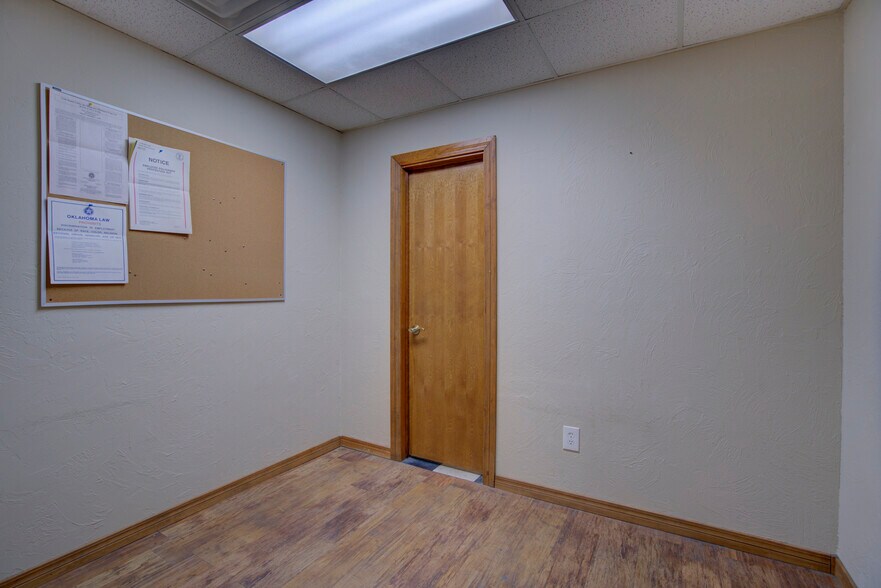 More Photos Of 2830 NW 32nd St, Newcastle Office For Sale