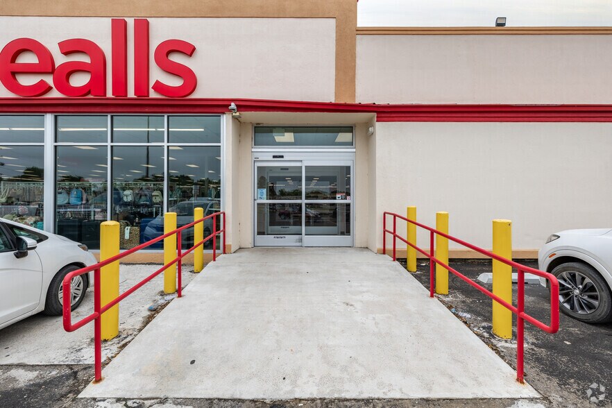 More Photos Of 1000 W Gentry Ave, Checotah General Retail For Sale