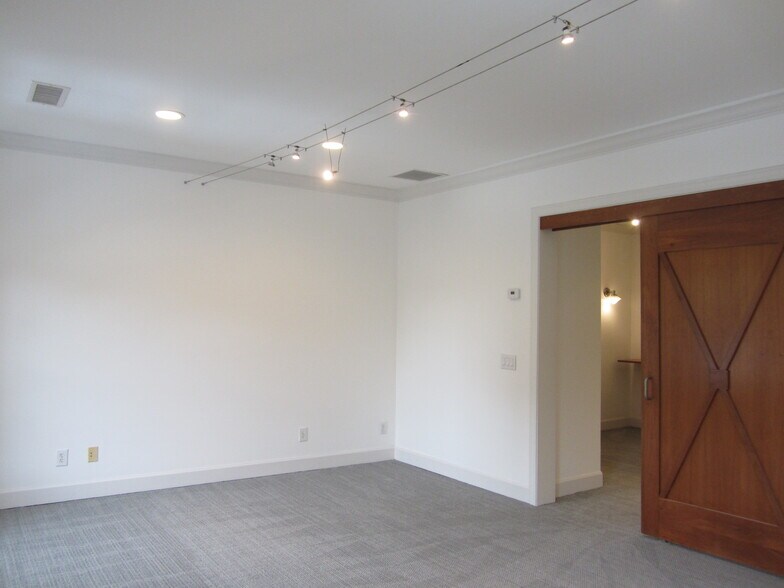 More Photos Of 452 E Paces Ferry Rd NE, Atlanta Office For Sale