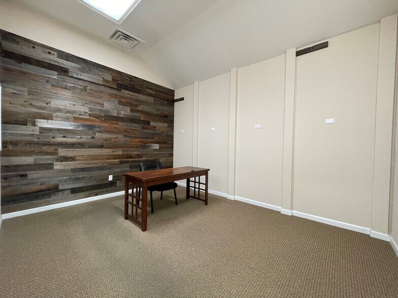 More Photos Of 130 W A St, Dixon Office For Lease