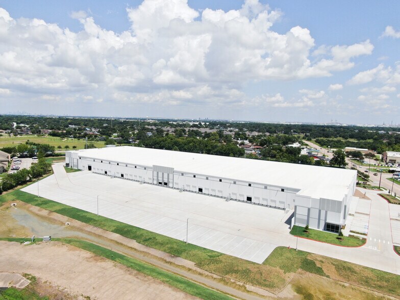 More Photos Of 5176 Red Bluff rd, Pasadena Distribution For Lease
