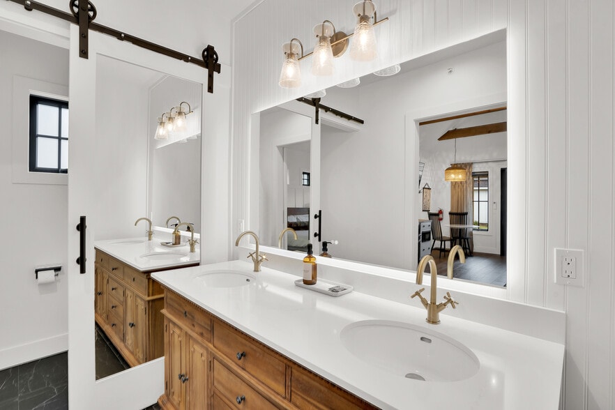 More Photos Of 560 E Main Ave, Sisters Hotel For Sale