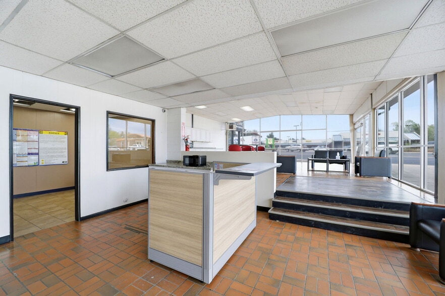 More Photos Of 405 W Fillmore St, Colorado Springs Auto Dealership For Sale
