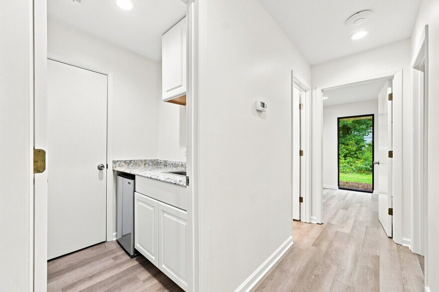 More Photos Of 600 Houze Way, Roswell Medical For Lease